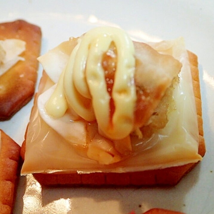 ラー油マヨで　チーズと焼き餃子の焼きクラッカー